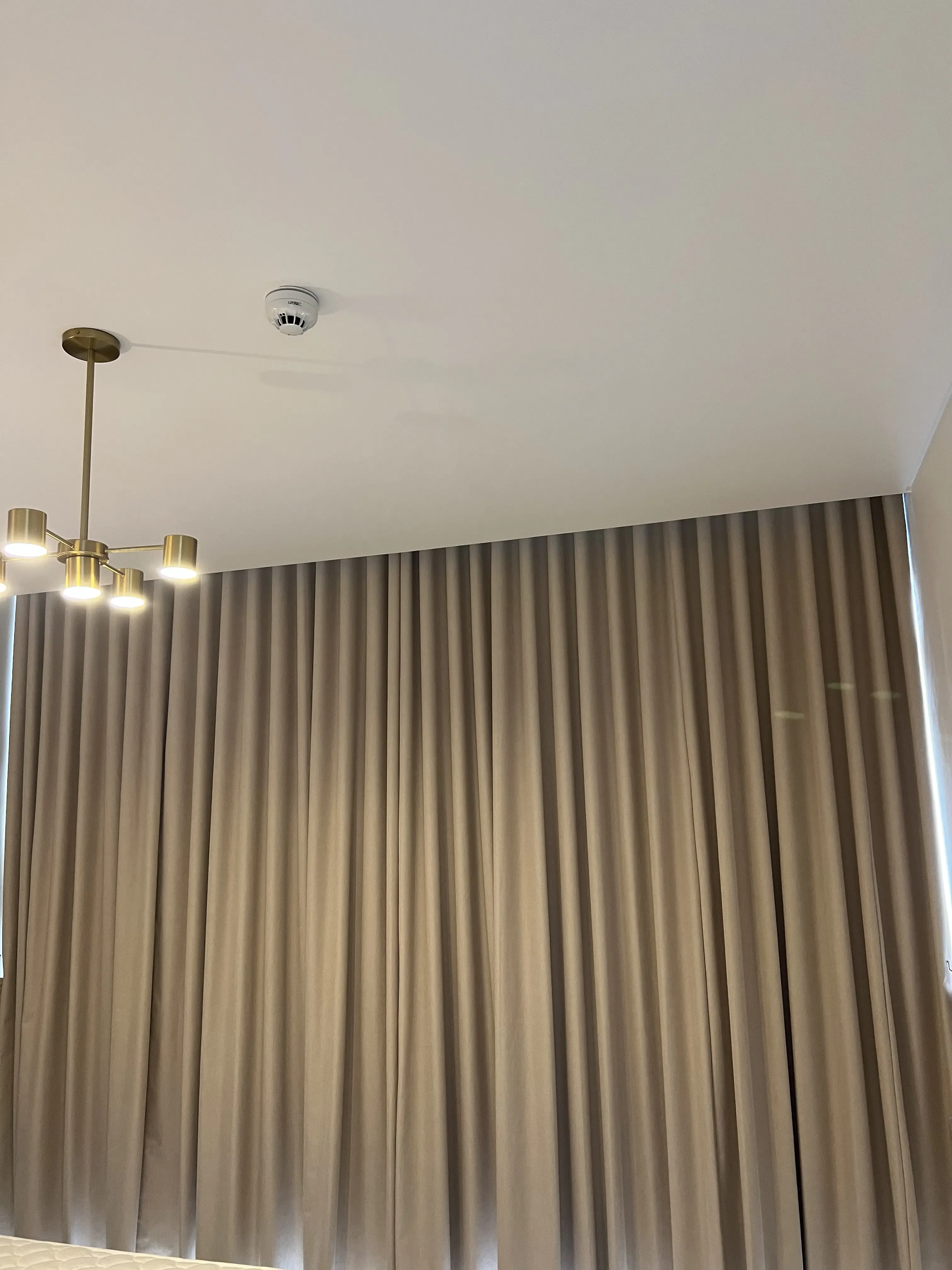 Soft daylight in a Dubai apartment with layered drapes chosen using choose curtain color room principles