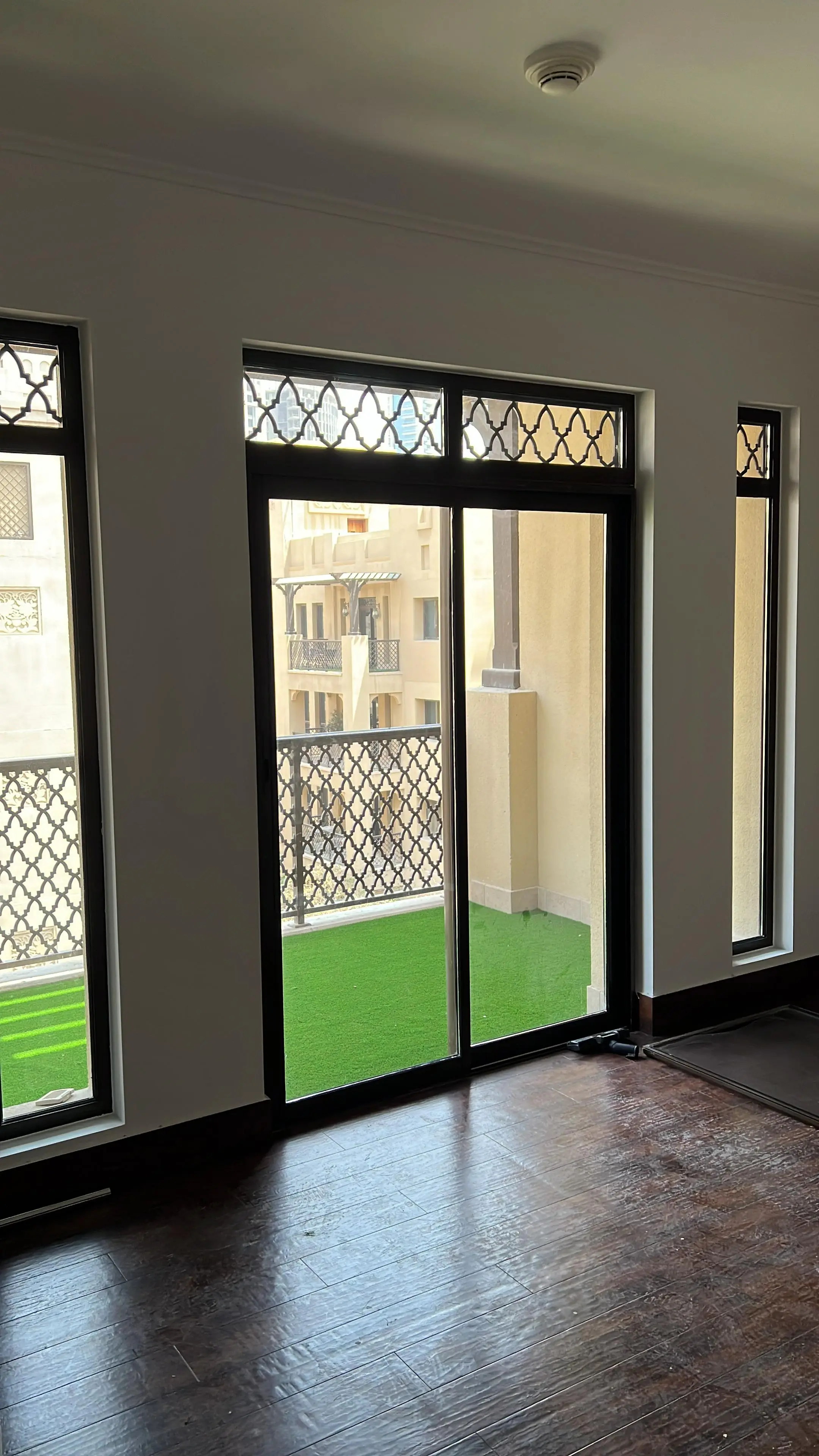 001049 (2) 001049 (2)