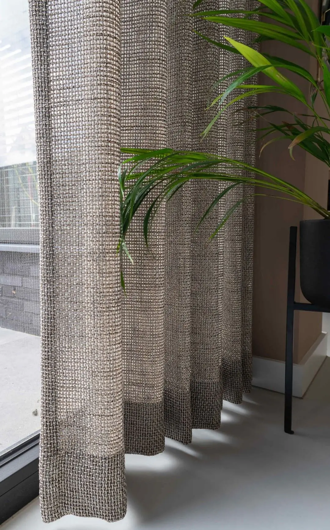 Modern Fitting Curtains: Sleek Curtain Designs for Living Room