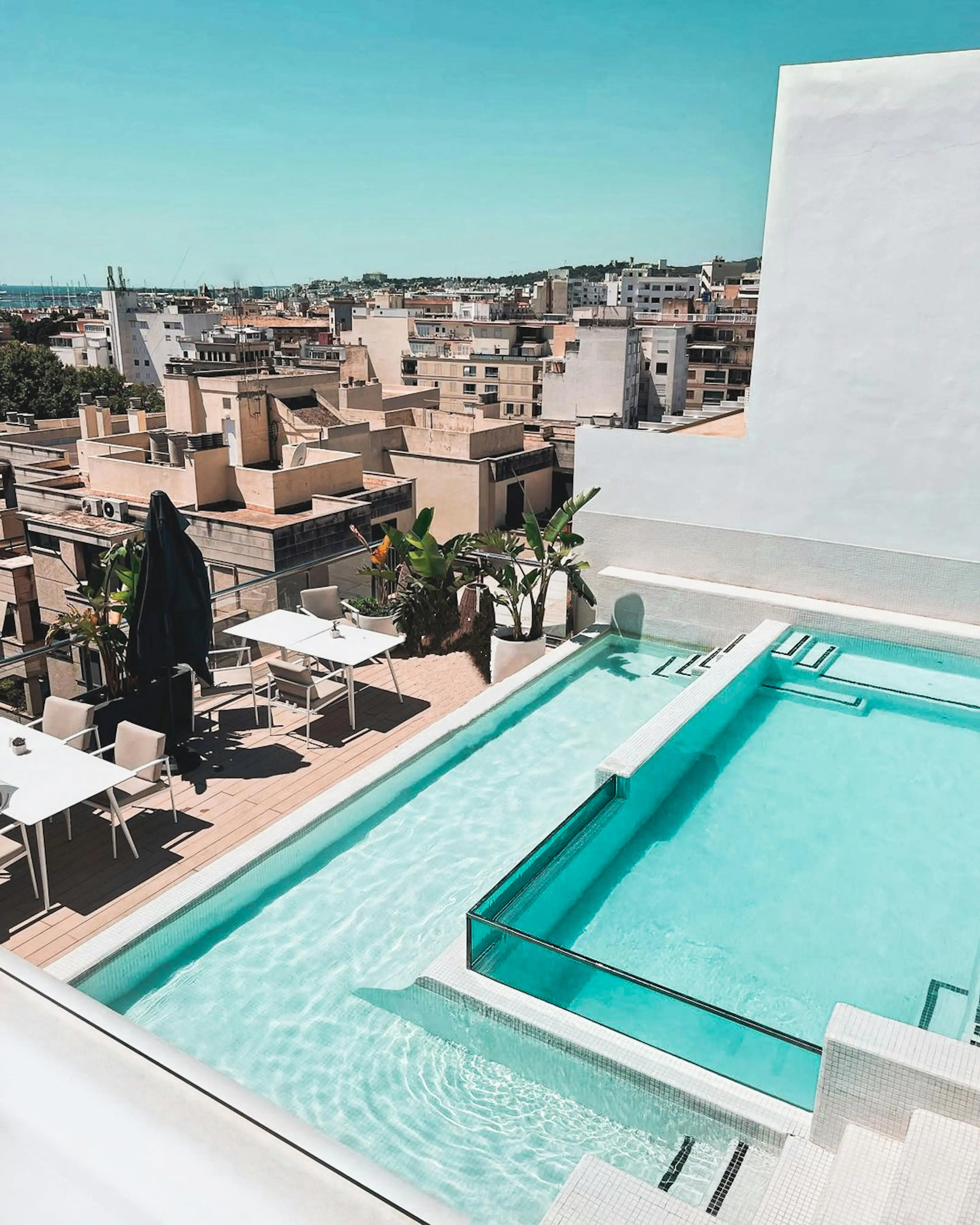 Glass Edge Pools and Transparent Details