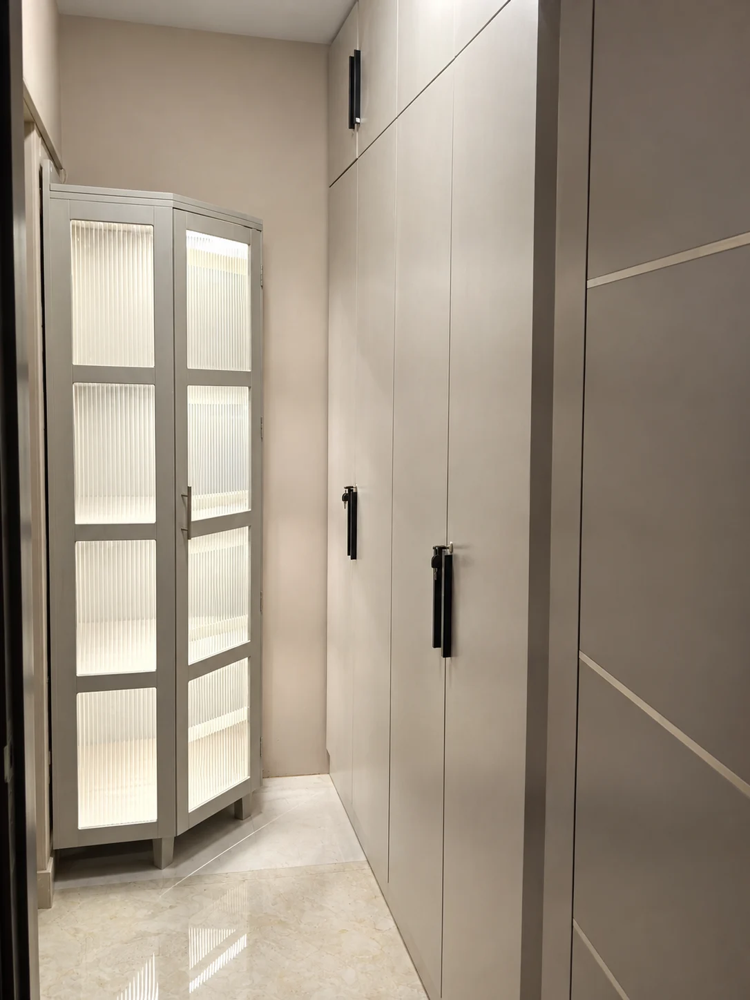 instylea.com-Modern-Ribbed-Glass-Closet-Corridor instylea.com-Modern-Ribbed-Glass-Closet-Corridor